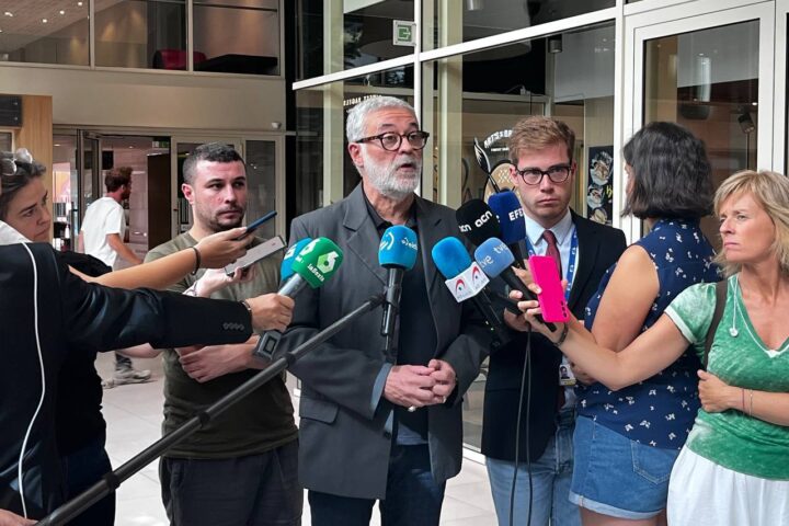 Carles Riera (CUP) atenent els mitjans de comunicació (fotografia: CUP).