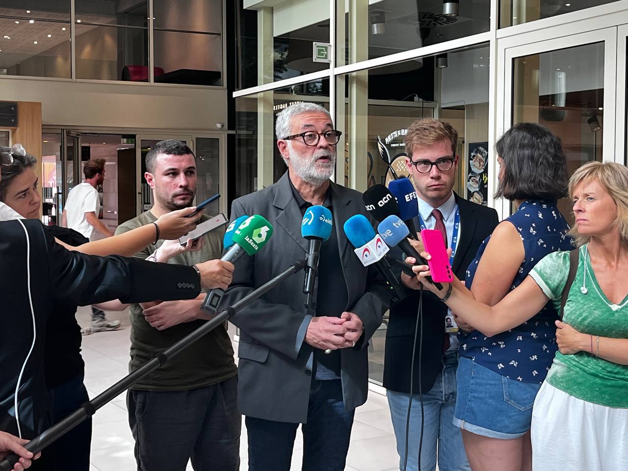 Carles Riera (CUP) atenent els mitjans de comunicació (fotografia: CUP).