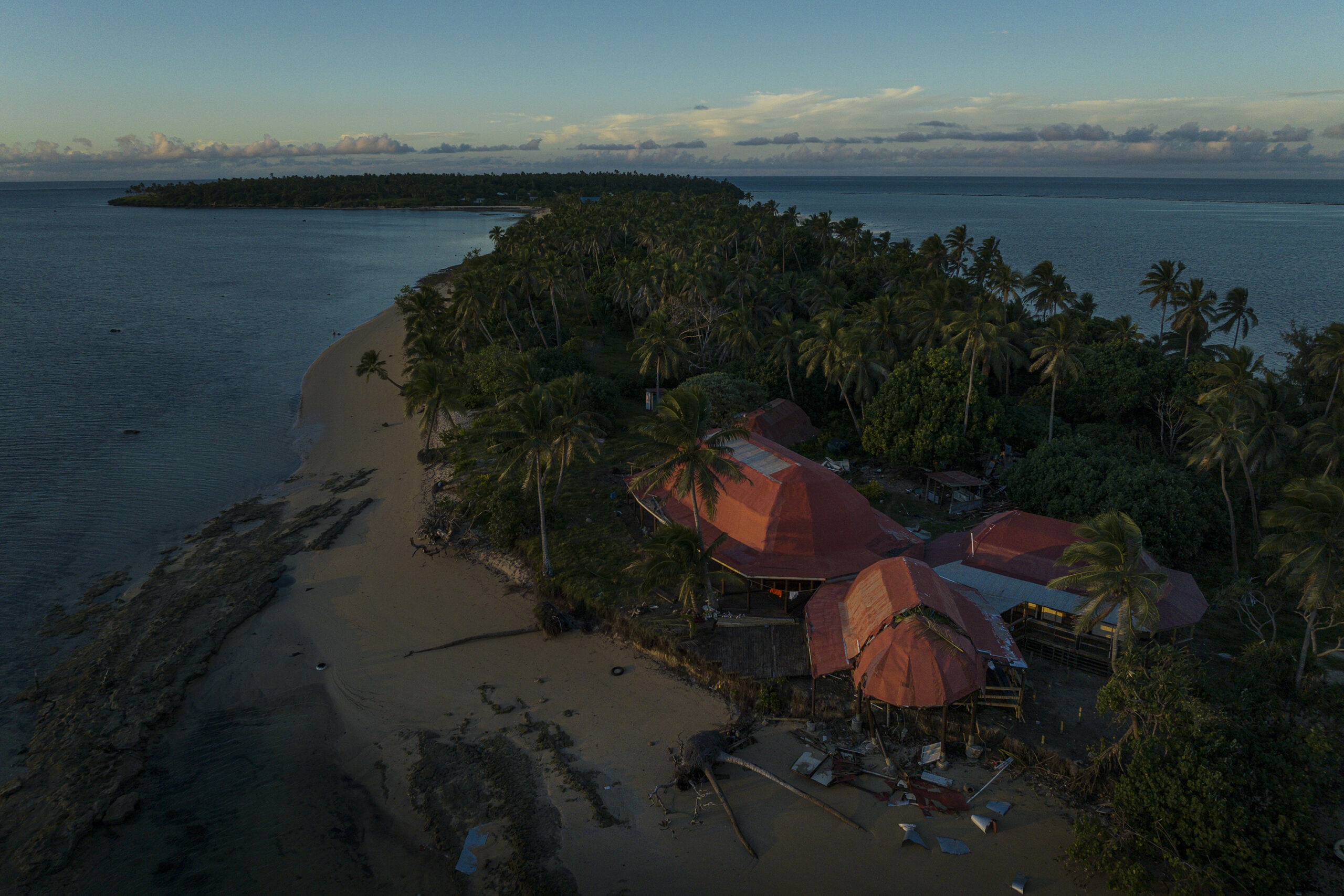 L'illa d'Atata va restar gairebé submergida per l'impacte del tsunami (fotografia per al Washington Post: Matthew Abbott).
