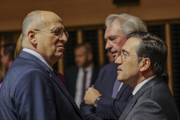 El ministre d'Afers estrangers espanyol, José Manuel Albares, al costat del seu homòleg polonès, Zbigniew Rau, avui a Luxemburg. (fotografia: EFE/EPA/Julien Warnand)