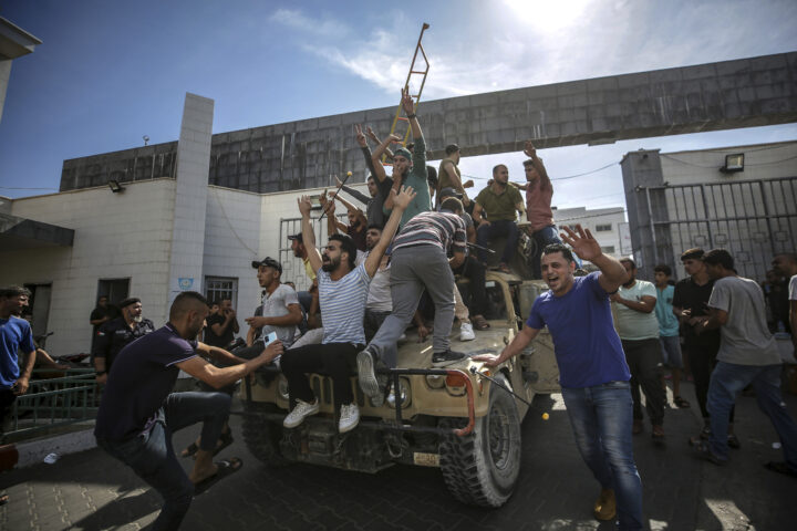 Militants palestins entren a Gaza un vehicle capturat a l'exèrcit israelià (fotografia: Haitham Imad).