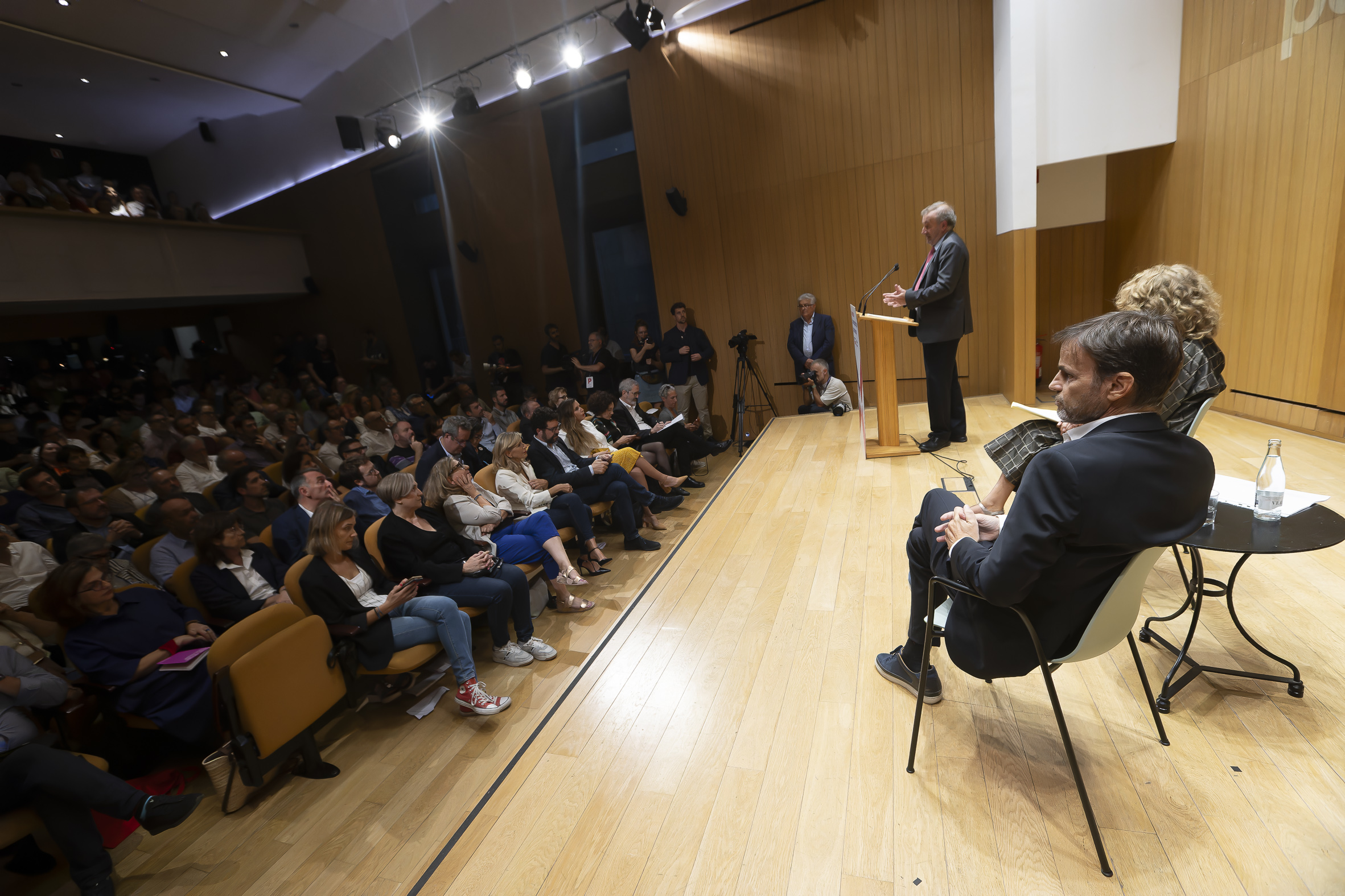 Ada Colau i Yolanda Díaz entrant a l'Ateneu Barcelonès (fotografia: Albert Salamé).