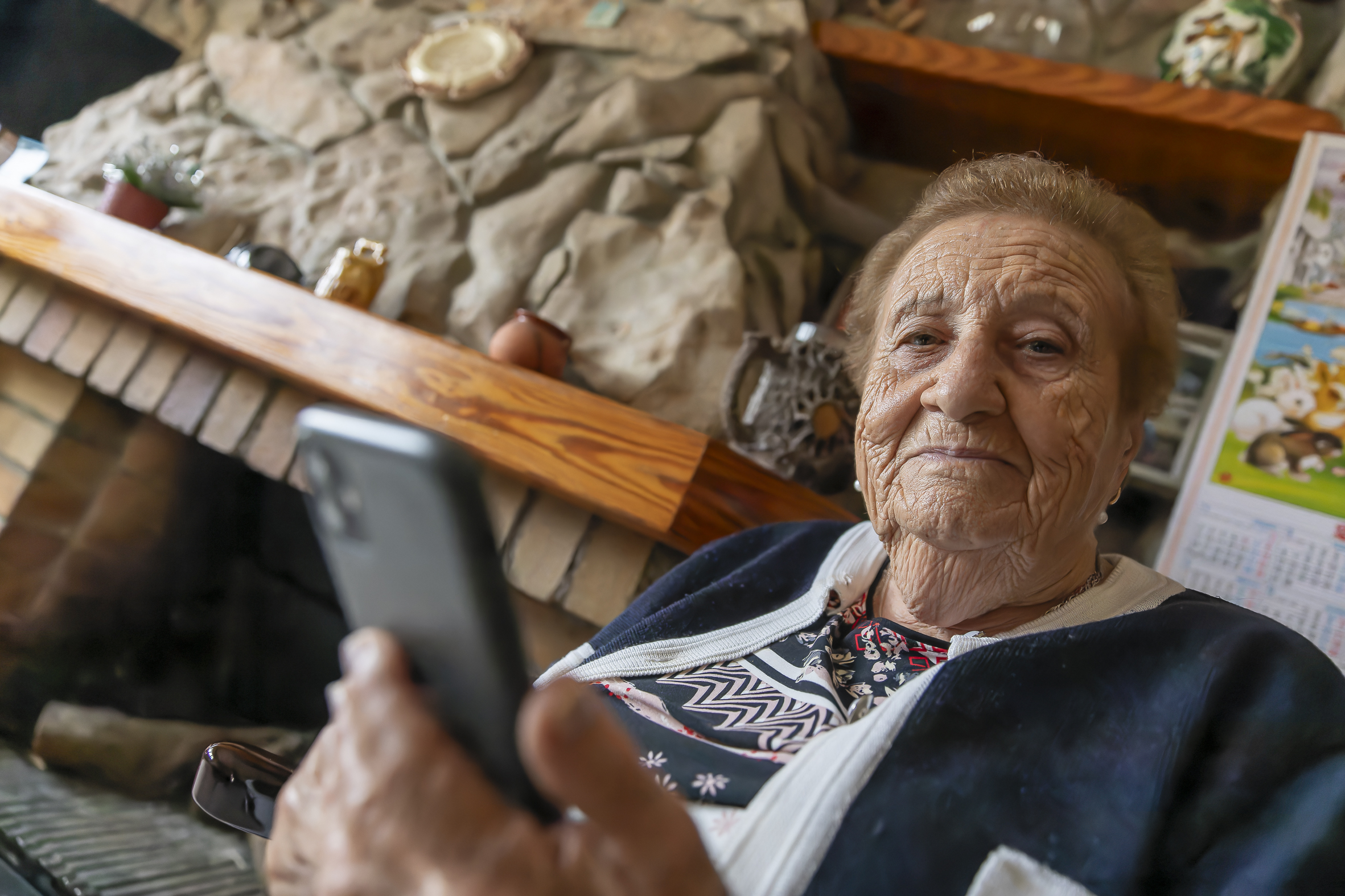 La iaia Angeleta, a casa seva, a Roda de Ter (fotografia: Albert Salamé).