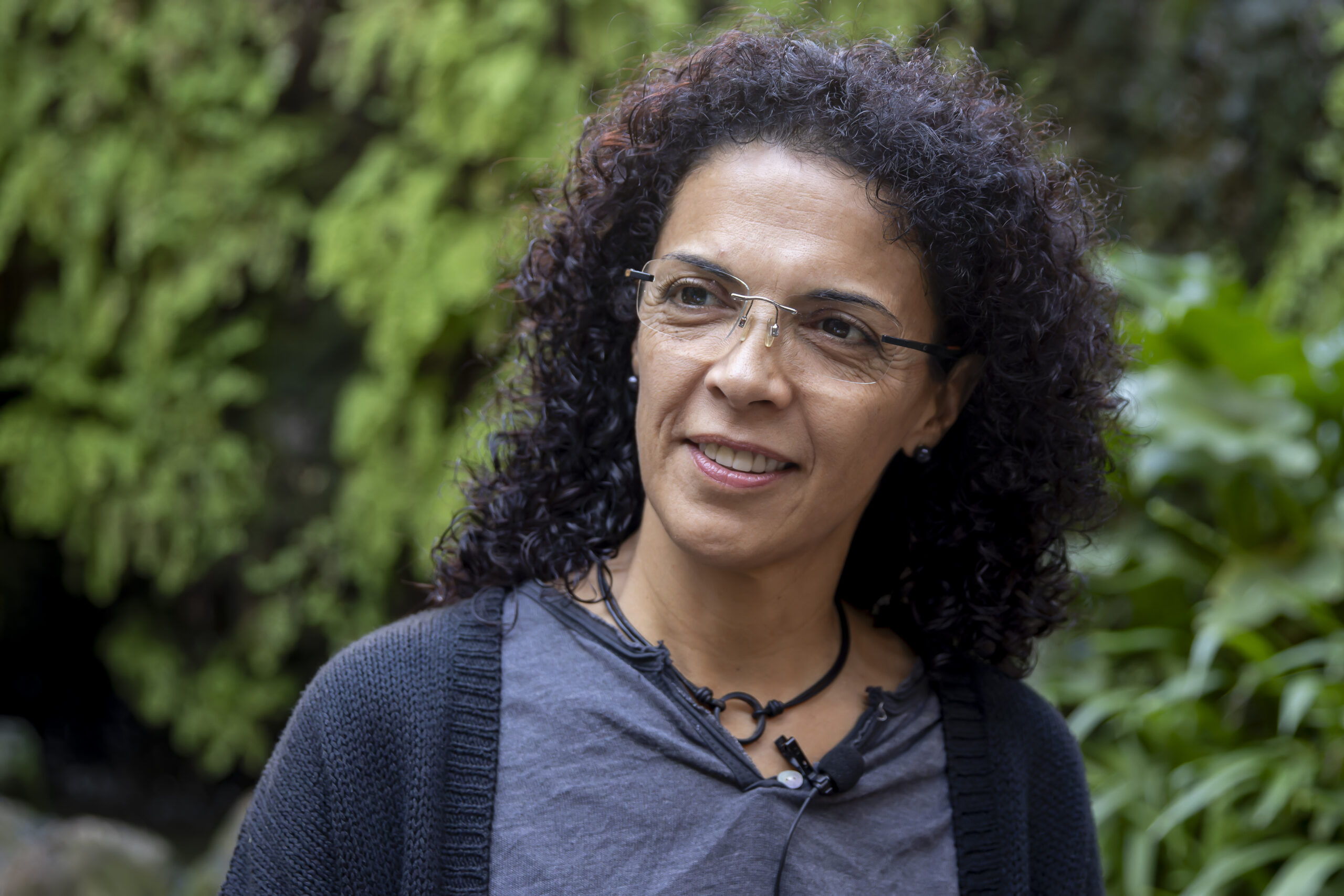 Alejandra Rayas durant l'entrevista en un bar de Barcelona (Fotografia: Albert Salamé)