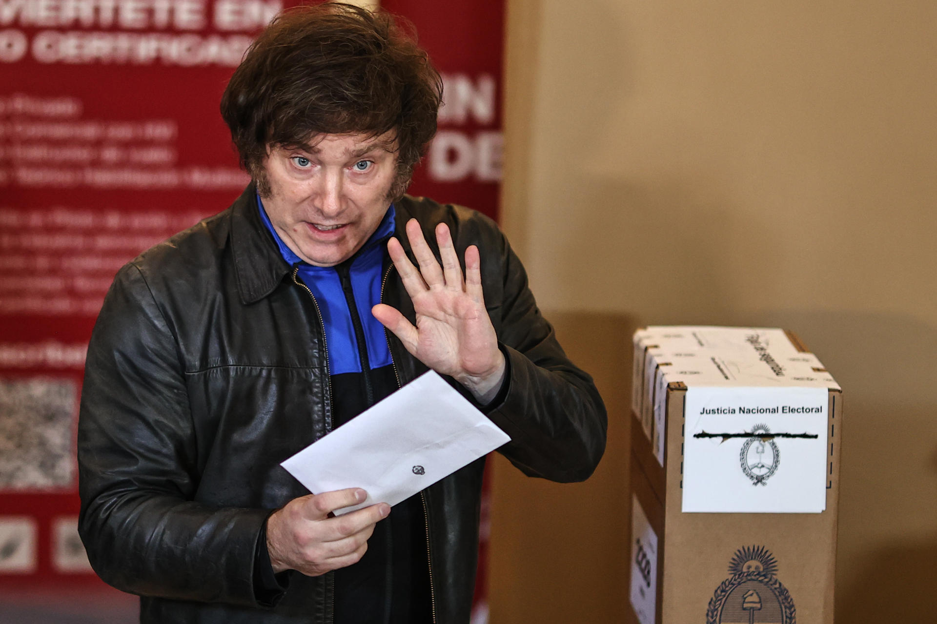 Milei, mentre votava ahir a Buenos Aires (fotografia de Juan Ignacio Roncoroni).