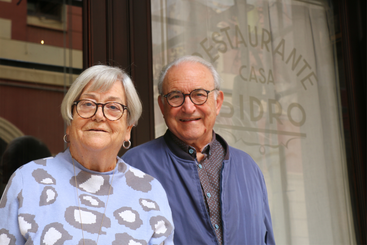 Montserrat Salvó i Isidre Gironès, a la porta del restaurant que van fundar el 1970.
