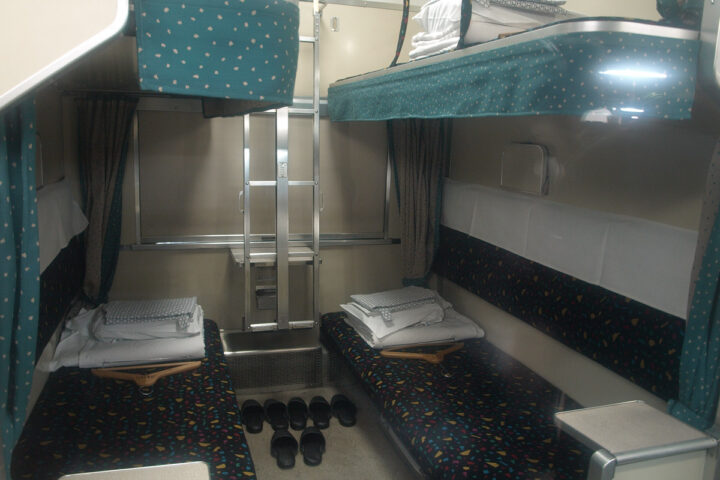 Imatge d'un tren amb lliteres (fotografia: Kounosu).