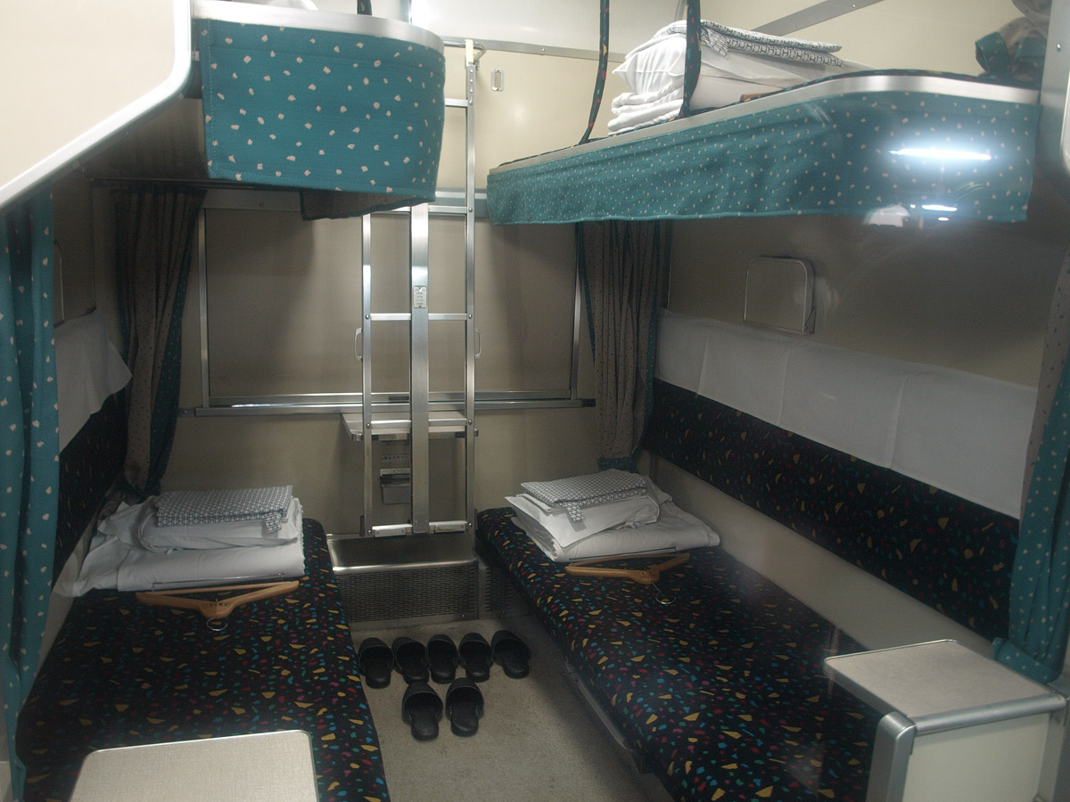 Imatge d'un tren amb lliteres (fotografia: Kounosu).
