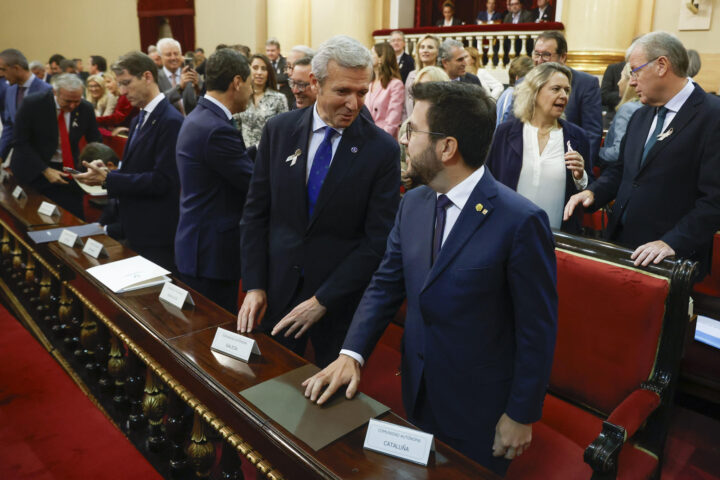 El president Aragonès parlant amb el president de Galícia, ahir al senat espanyol (fotografia: Juan Carlos Hidalgo).