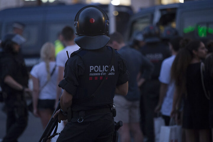 Un agent dels Mossos d'Esquadra en un moment de l'atac a la Rambla (fotografia: Albert Salamé).