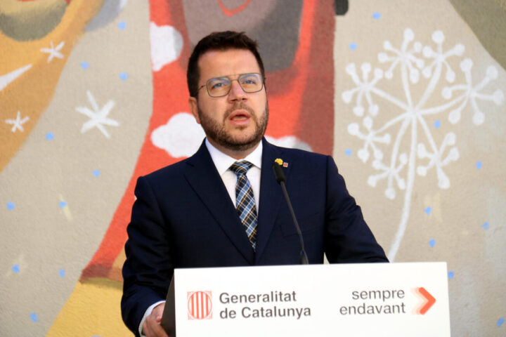 El president de la Generalitat, Pere Aragonès, durant la declaració institucional que ha fet a Fonollosa (fotografia: ACN / Nia Escolà).