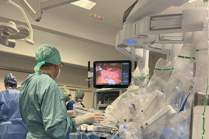 Operació amb el robot Da Vinci a l'Hospital Germans Trias i Pujol (fotografia: cedida a l'ACN per l'Hospital Germans Trias).
