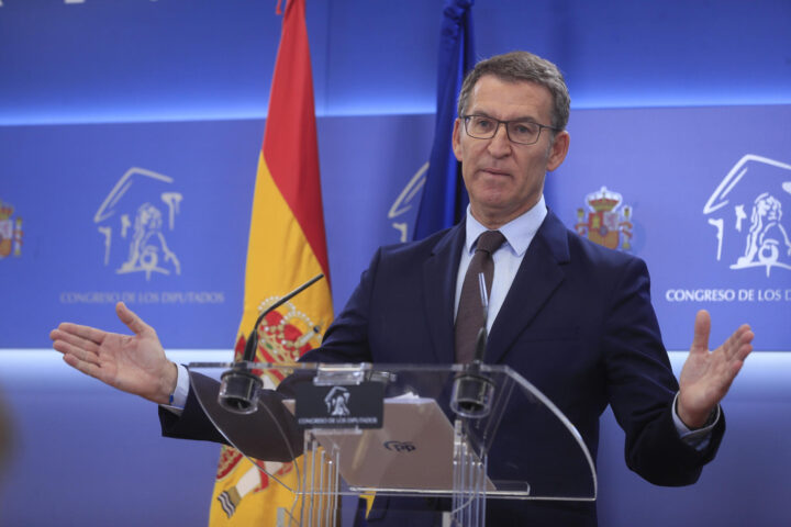 El dirigent del PP, Alberto Núñez Feijóo, en la conferència de premsa posterior a la trobada amb el rei espanyol (fotografia: EFE / Fernando Alvarado).