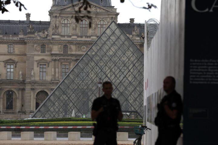 El museu del Louvre custodiat per la policia (fotografia: EFE/EPA/Teresa Suarez).