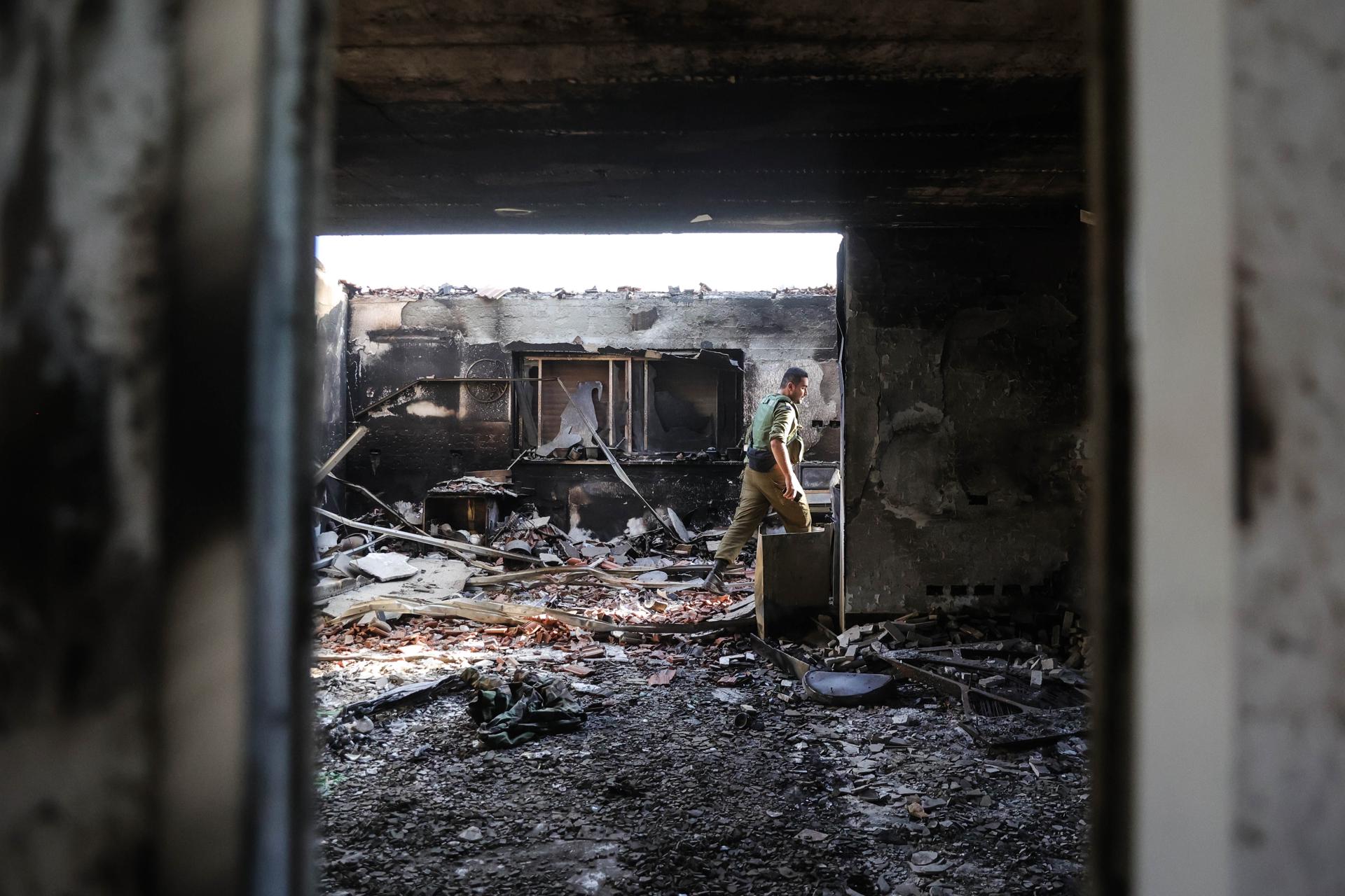 Un soldat israelià inspecciona l'interior d'una casa atacada per Hamàs al quibuts de Be'eri, el proppassat 25 d'octubre (fotografia: Abir Sultan/EFE)