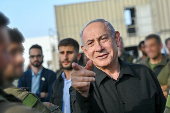 El primer ministre d'Israel, Benjamin Netanyahu, amb militars hebreus.