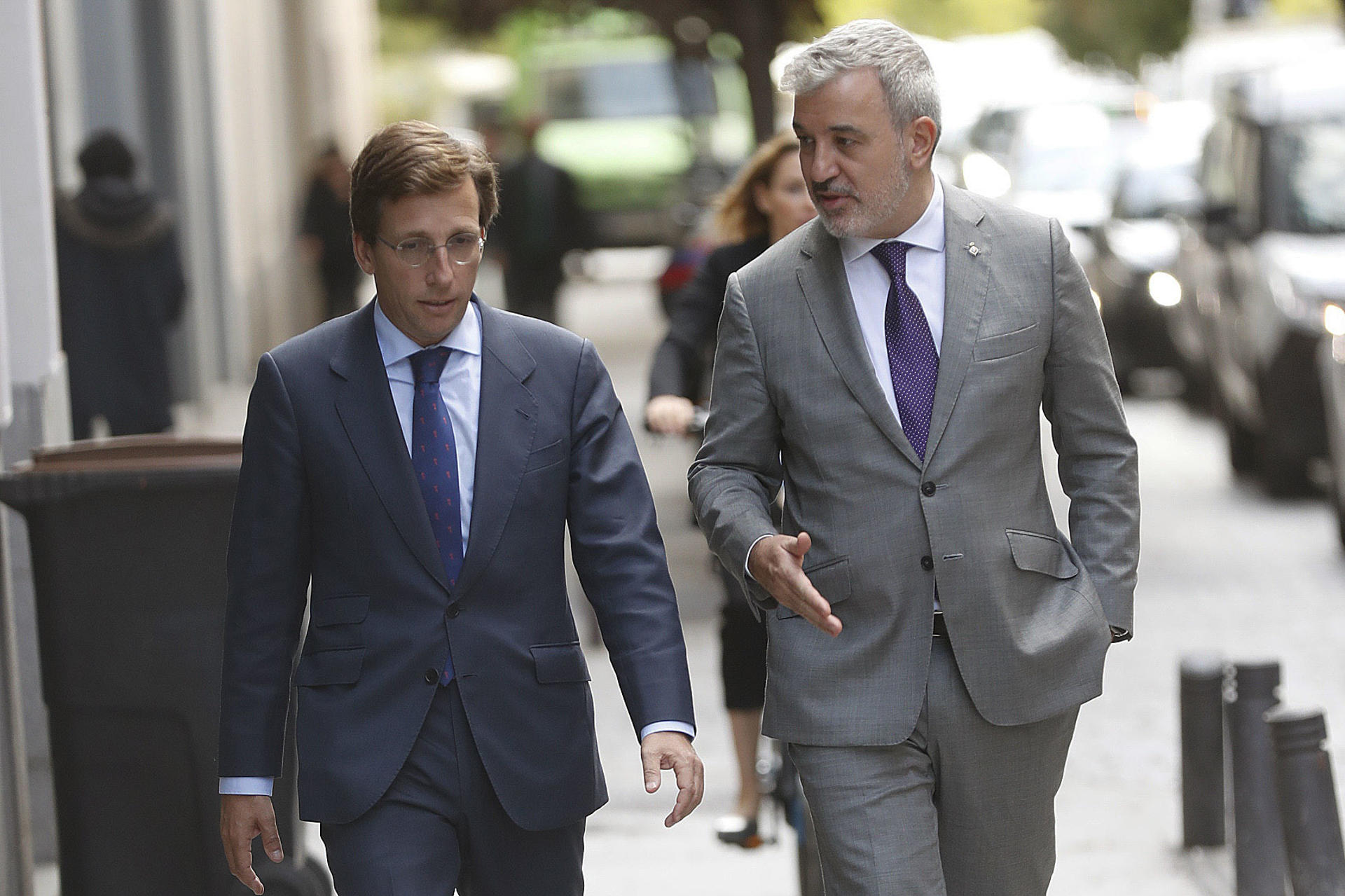 Collboni i Almeida passejant ahir per Madrid (fotografia: J. P. Gandul).