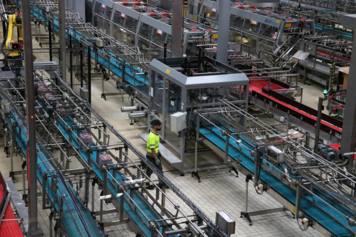 Imatge d'arxiu d'un treballador de Coca-Cola entre la maquinària de la fàbrica de Martorelles.