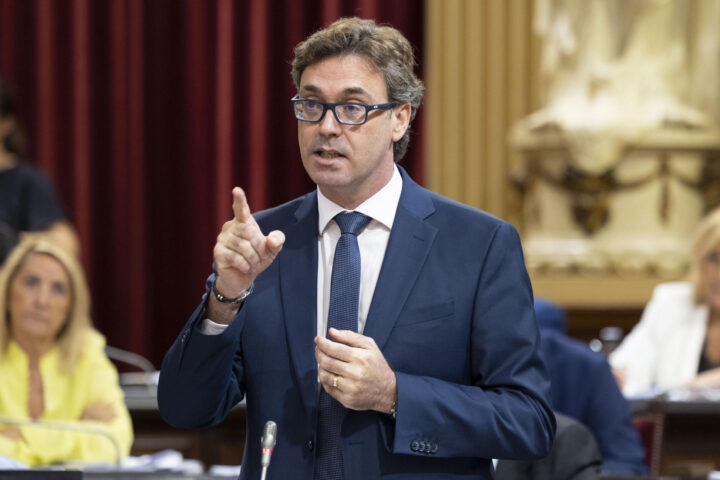 El conseller d'Economia de les Illes, Antoni Costa, en una imatge d'arxiu (fotografia: EFE / Cati Cladera).