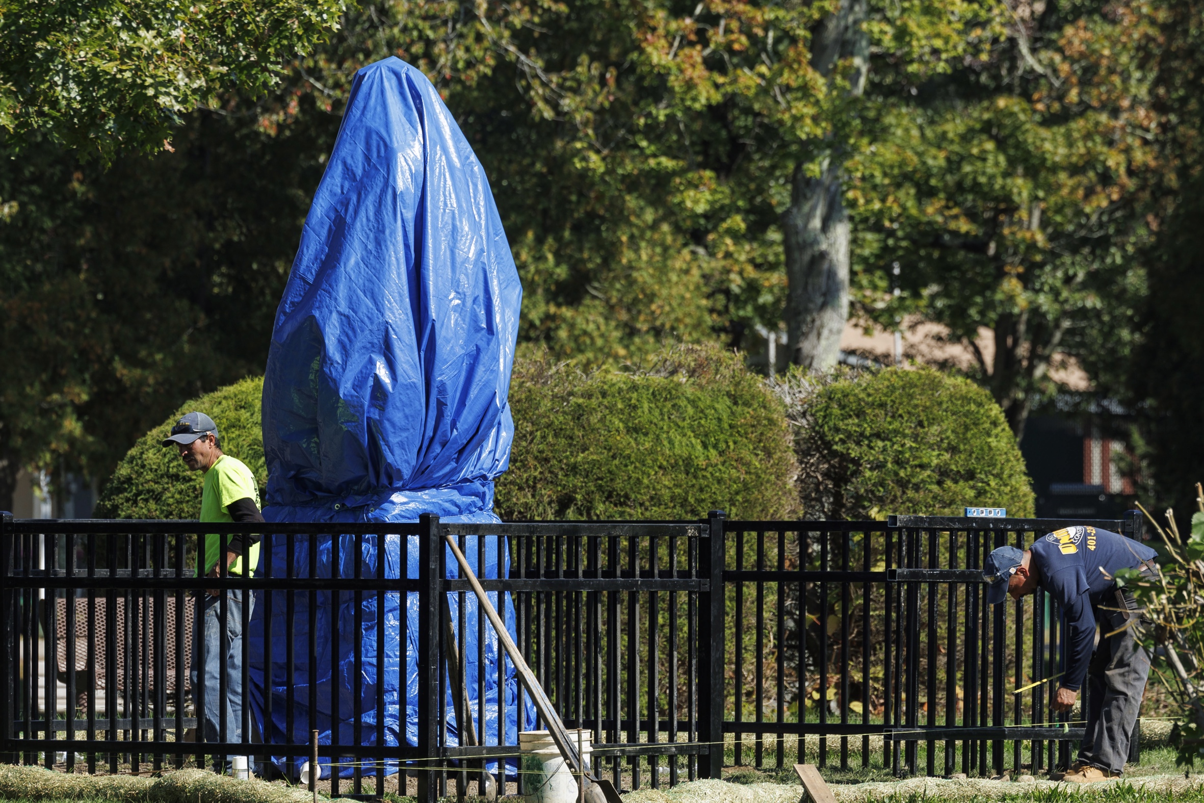 L'estàtua de Cristòfor Colom embolicada a Johnston, Rhode Island, EUA, després de ser trasllada de la veïna ciutat de Providence arran de les protestes (fotografia: CJ Gunther).
