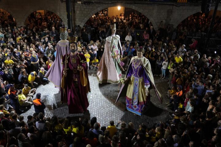 El ball de gegants inicial de les Fires de Sant Narcís de Girona (fotografia: ACN).