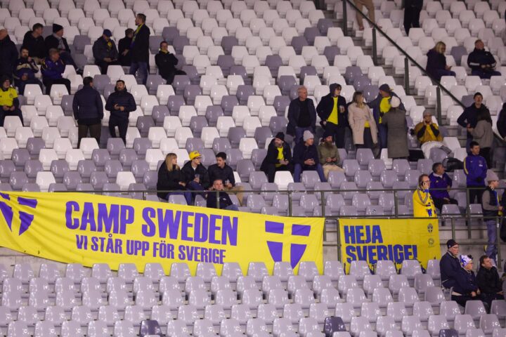 Afeccionats suecs a l'estadi de Brussel·les. (Fotografia d'Olivier Matthys)