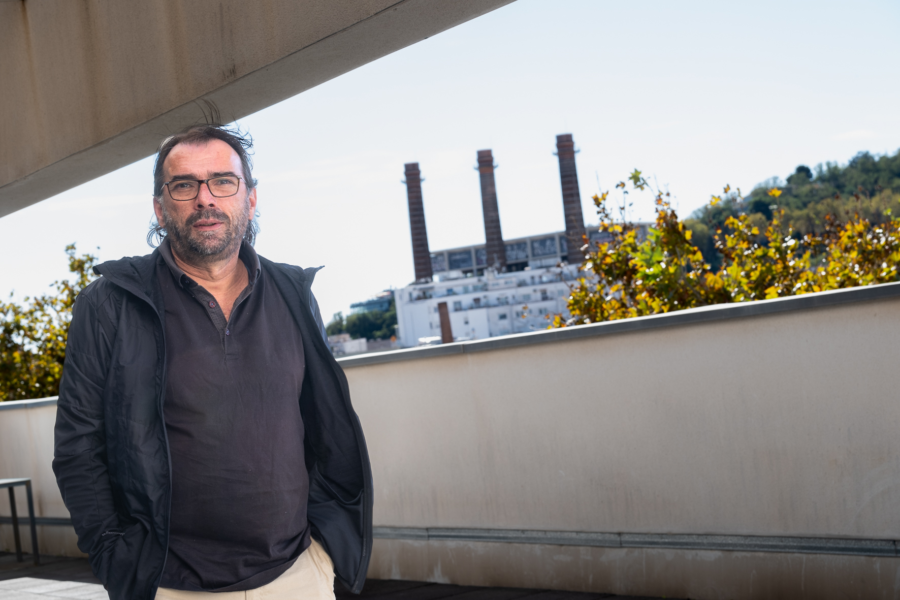 Camil Ros, ahir a la terrassa de la UGT a Barcelona. Al fons, les tres xemeneies de la Canadenca, la vaga de la qual va portar les 8 hores(Foto: Adiva Koneigsberg)