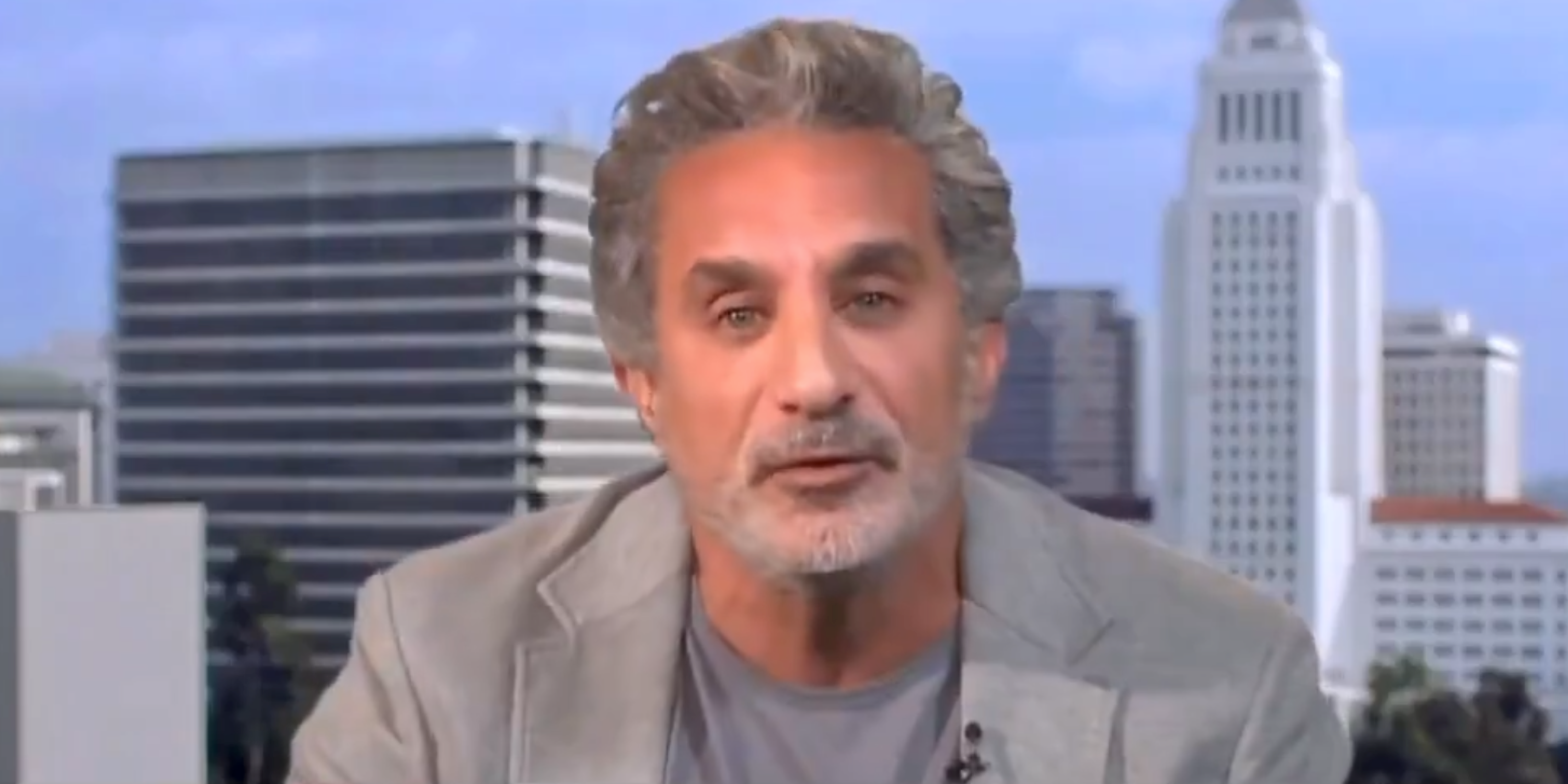 Youssef (dreta) parla amb Morgan (esquerra) durant l'entrevista