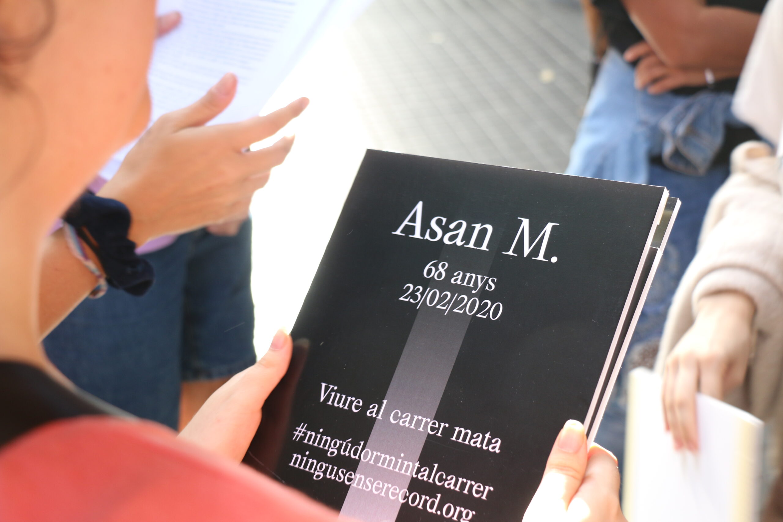 Una estudiant del Ceir-Arco amb una placa de record a les mans (Fotografia: Pol Baraza).