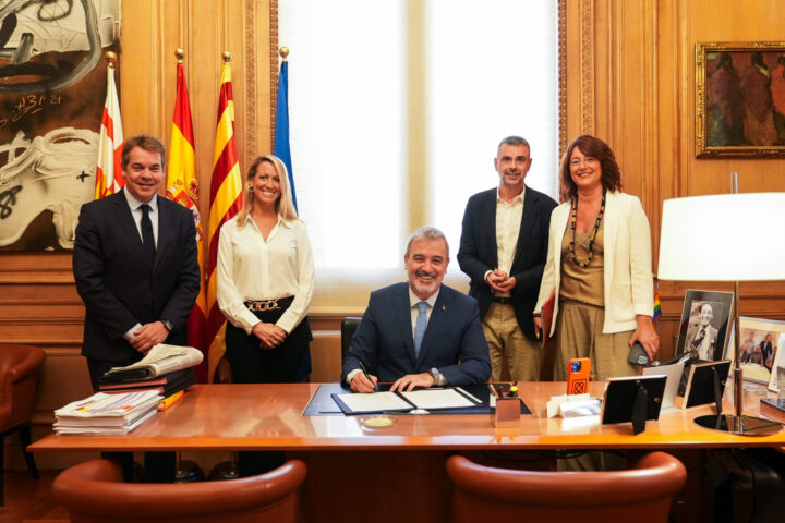 El batlle de Barcelona, Jaume Collboni, signant el decret de creació del Comitè Assessor d’Infraestructures