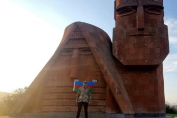 Stepanakert, 30 de setembre de 2023: Araz Imànov, delegat d'Aliyev, profanant amb una bandera àzeri l'emblemàtic monument