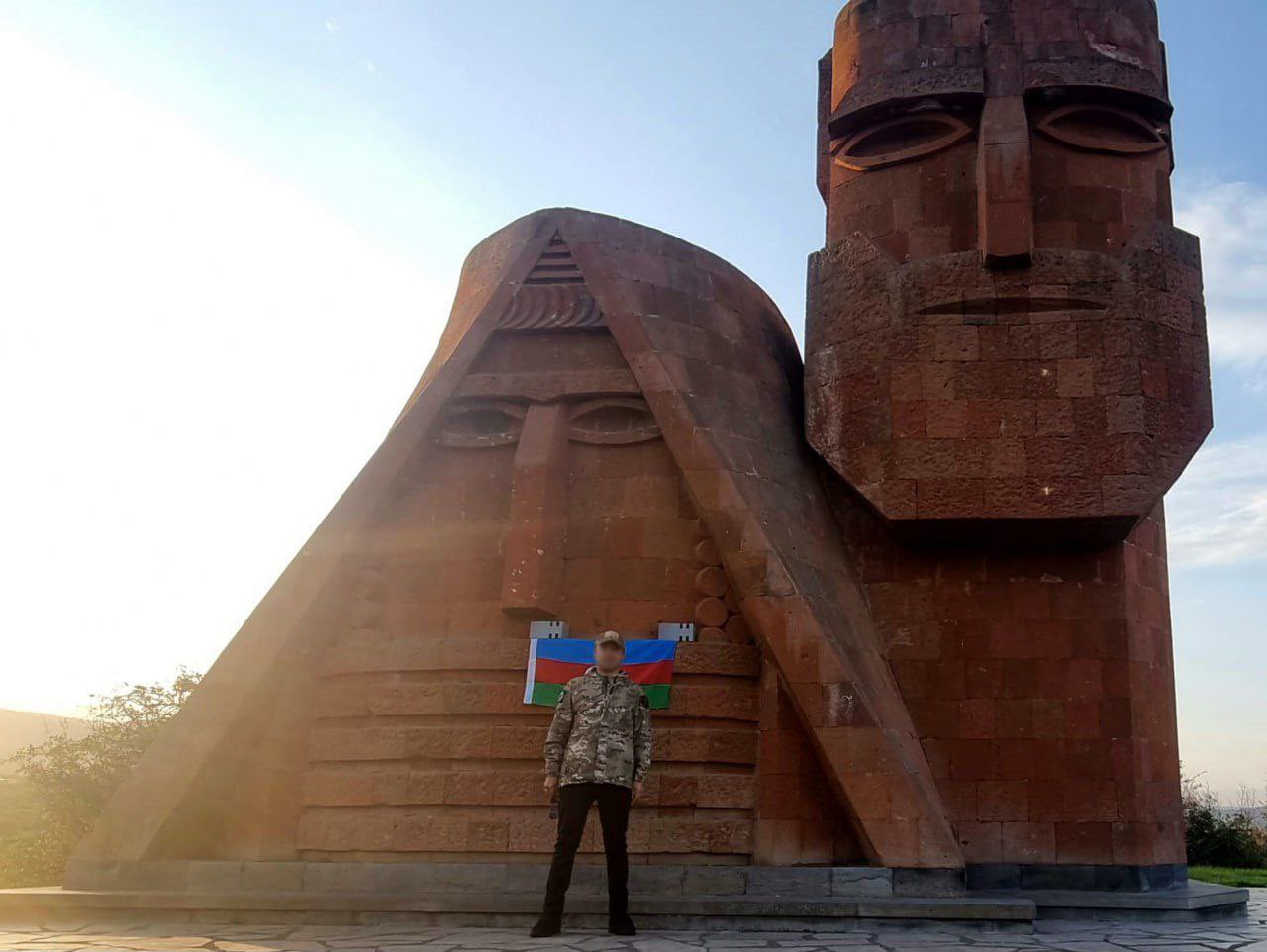 Stepanakert, 30 de setembre de 2023: Araz Imànov, delegat d'Aliyev, profanant amb una bandera àzeri l'emblemàtic monument