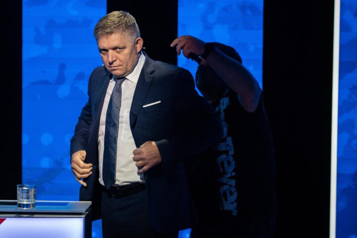 El dirigent de Smer, Robert Fico, durant el debat electoral en la televisió eslovaca (fotografia: Jakub Gavlak).