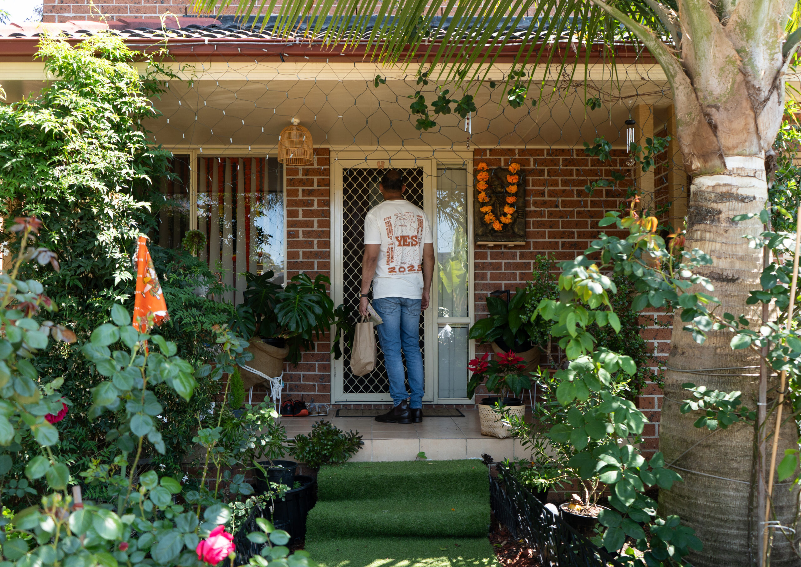 Mayo pica a una porta durant la campanya al suburbi de Mount Druitt (fotografia: Michael Miller/The Washington Post)