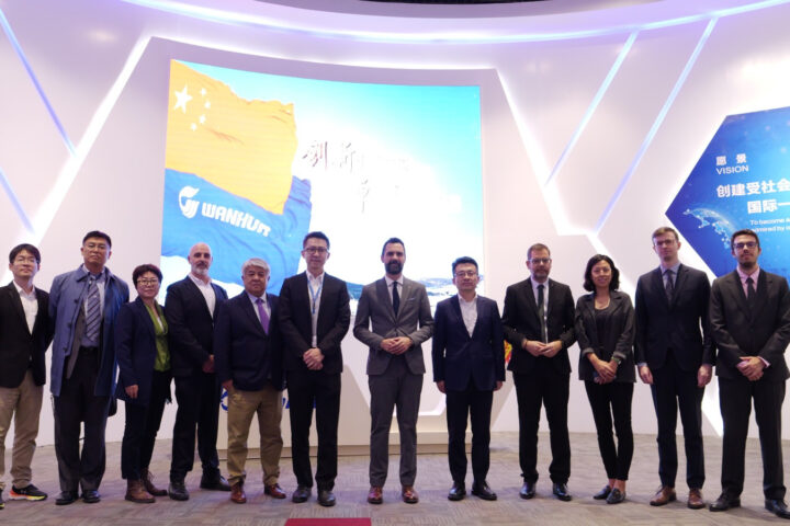 El conseller d'Empresa i Treball, Roger Torrent, amb els inversors de la multinacional Wanhua (fotografia: Departament d'Empresa i Treball).