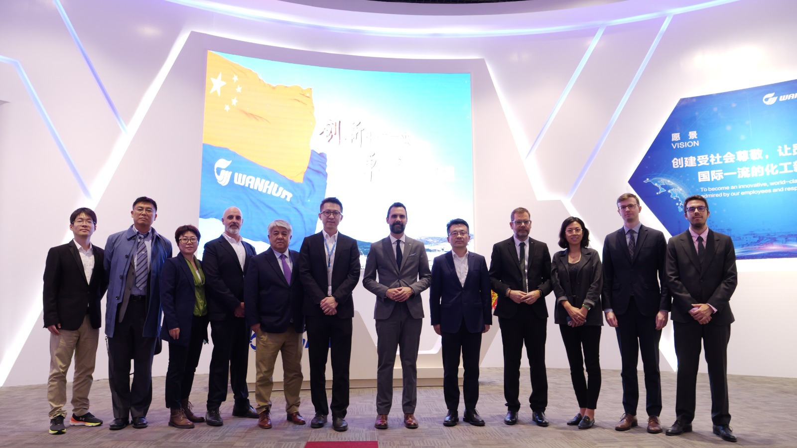 El conseller d'Empresa i Treball, Roger Torrent, amb els inversors de la multinacional Wanhua (fotografia: Departament d'Empresa i Treball).