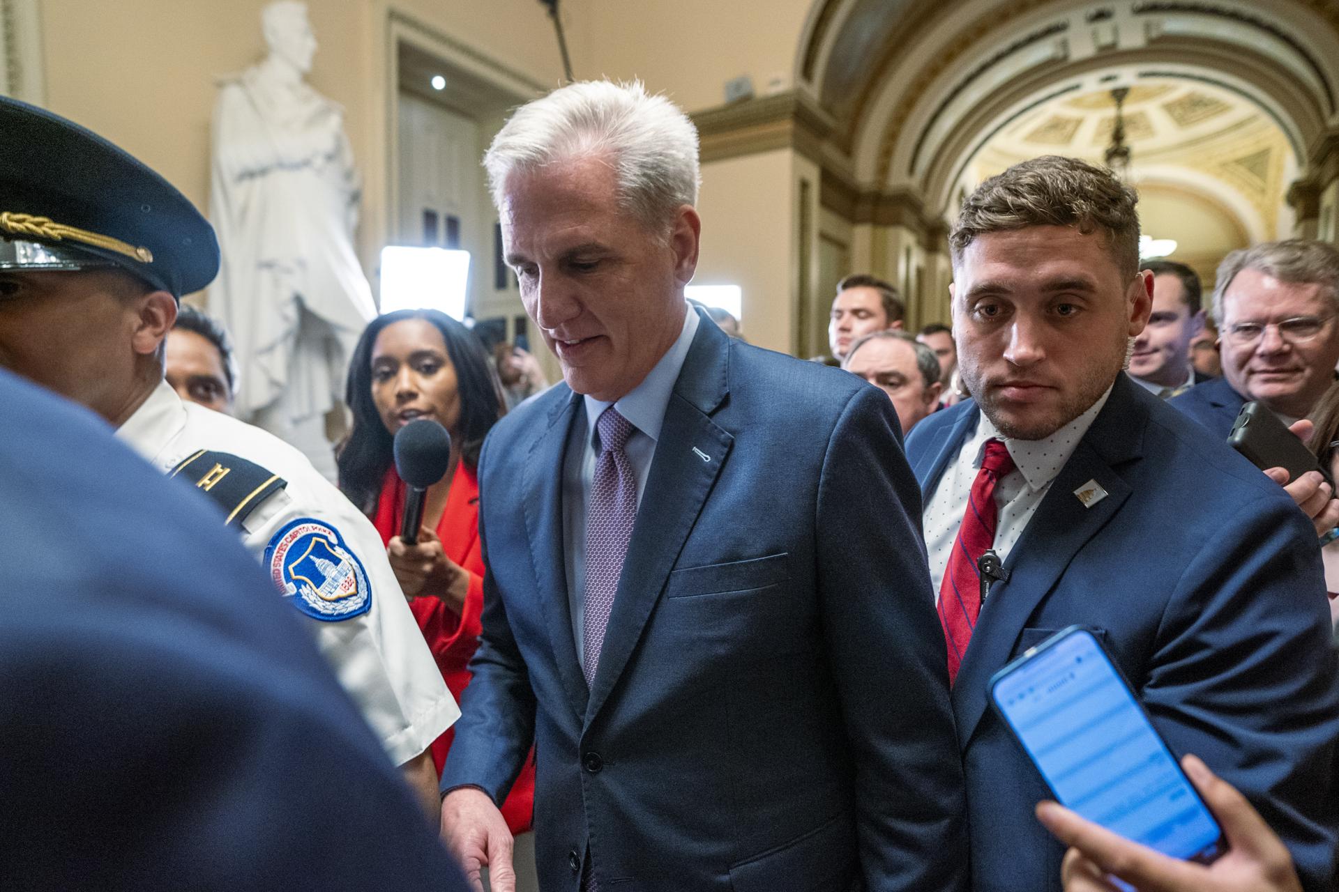 McCarthy, moments després de ser destituït, abandona la Cambra de Representants