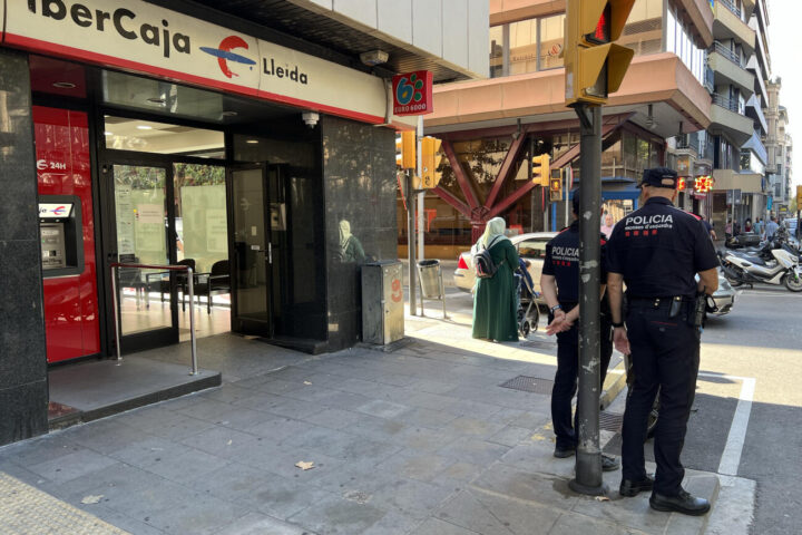 Mossos d'Esquadra a l'entrada de l'oficina bancària (fotografia: ACN / Oriol Bosch).