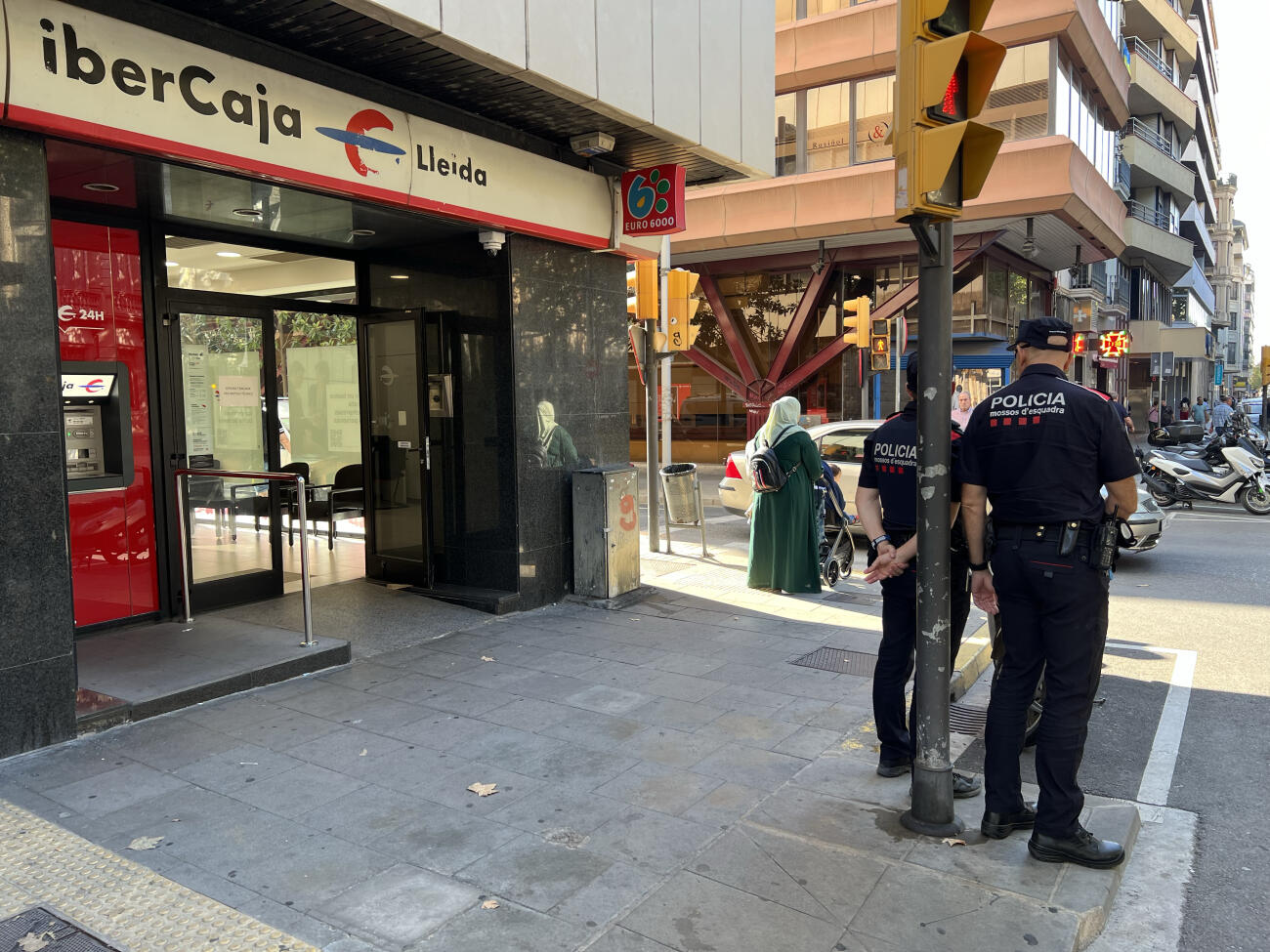 Mossos d'Esquadra a l'entrada de l'oficina bancària (fotografia: ACN / Oriol Bosch).