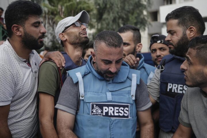 Un grup de periodistes reacciona a la mort de dos col·legues seus minuts abans a Gaza, el 10 d'octubre. (Fotografia de Haitham Imad)
