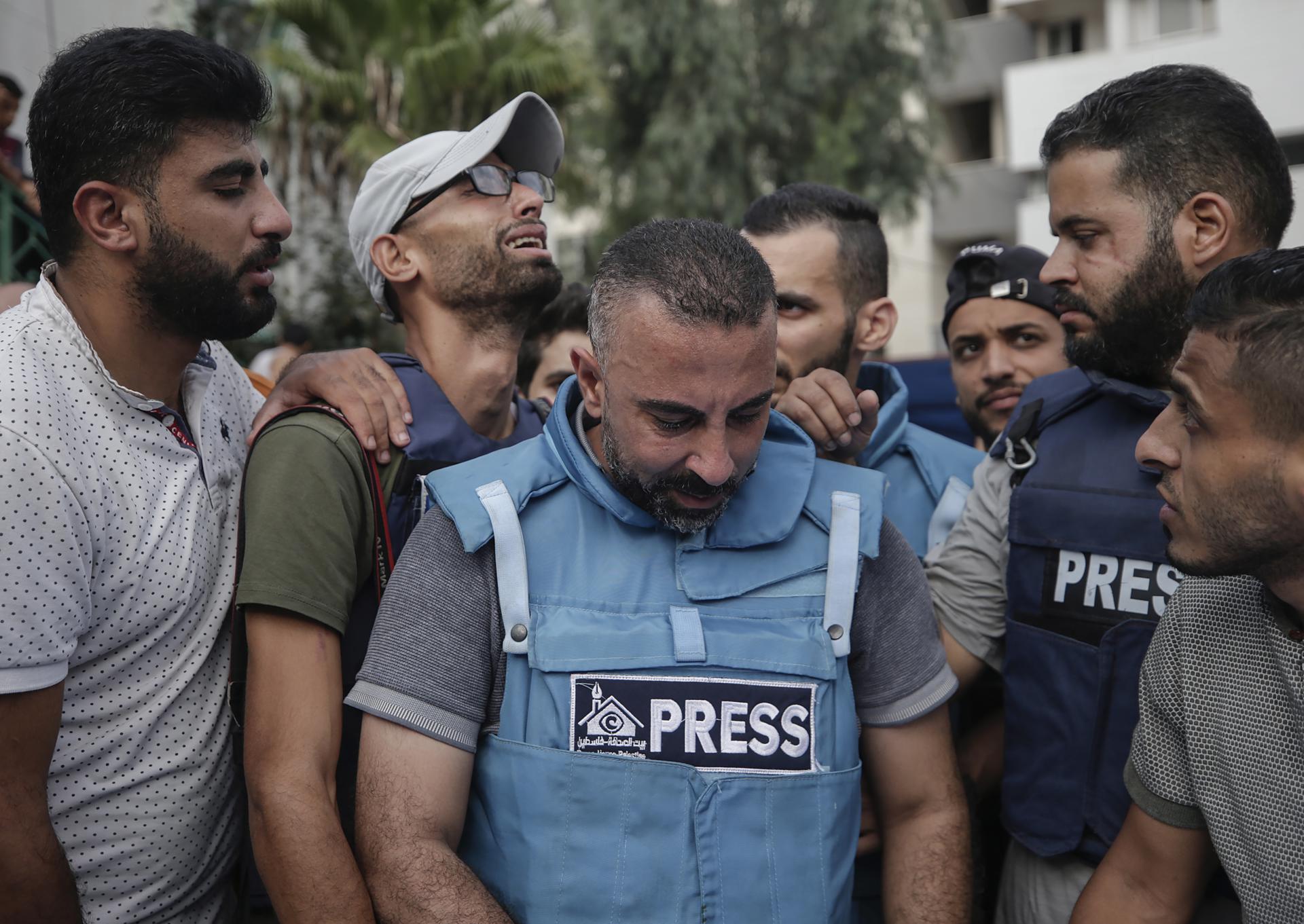 Un grup de periodistes reacciona a la mort de dos col·legues seus minuts abans a Gaza, el 10 d'octubre. (Fotografia de Haitham Imad)