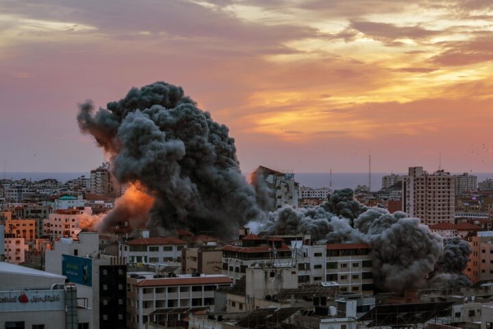 El fum s'eleva a Gaza després de l'atac d'avions israelians contra la Torre Palestina (fotografia: EFE/Mohammed Saber).