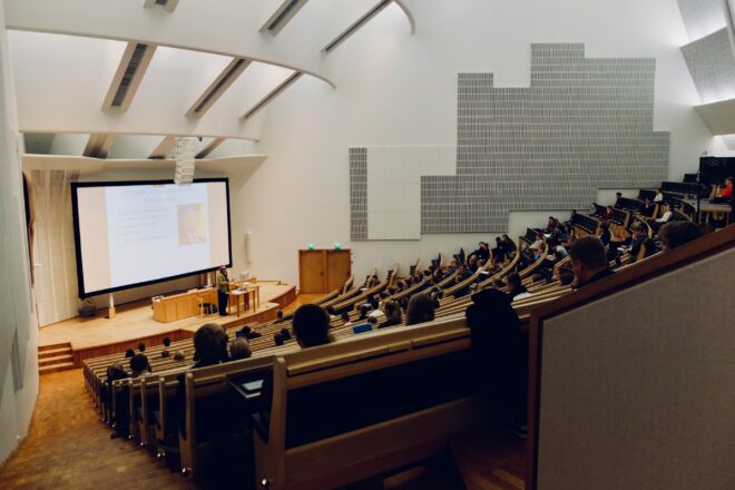 Només una de cada deu tesis doctorals de les universitats públiques catalanes s’escriu en català