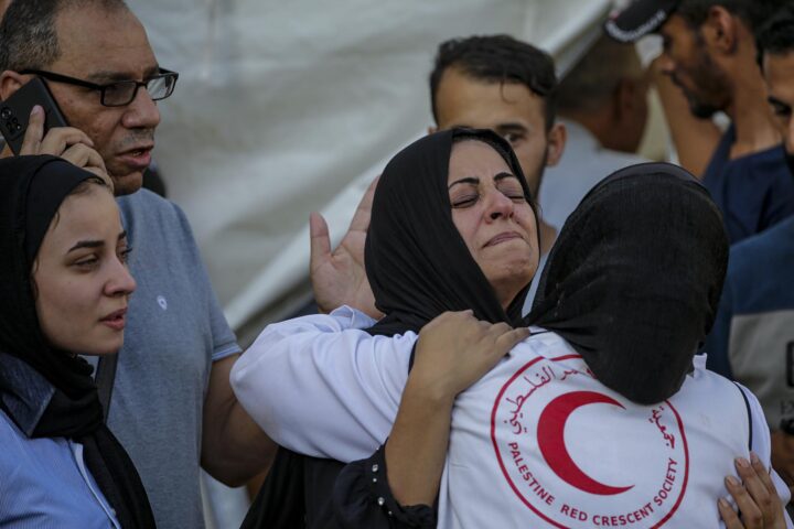 Familiars palestins es consolen a l'hospital (fotografia: EFE/Mohammed Saber)