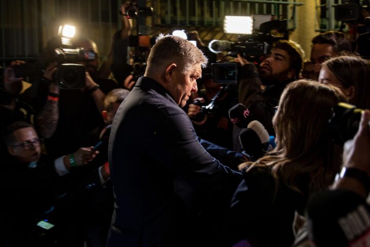 Robert Fico arribant anit a la seu del seu partit. (Fotografia de Martin Divisek)