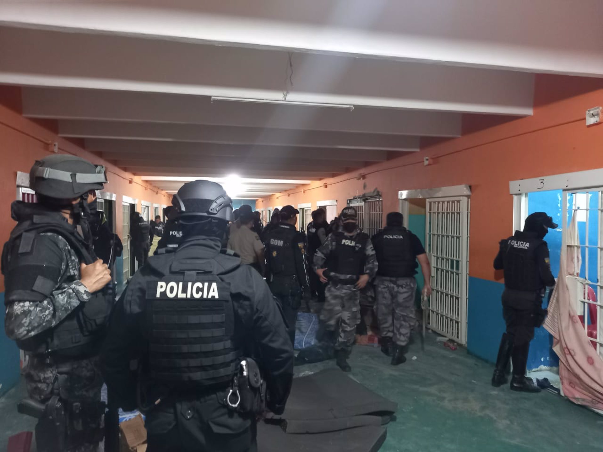 Fotografia d'arxiu d'agents de policia a la presó de Guayaquil on s'han produït els crims