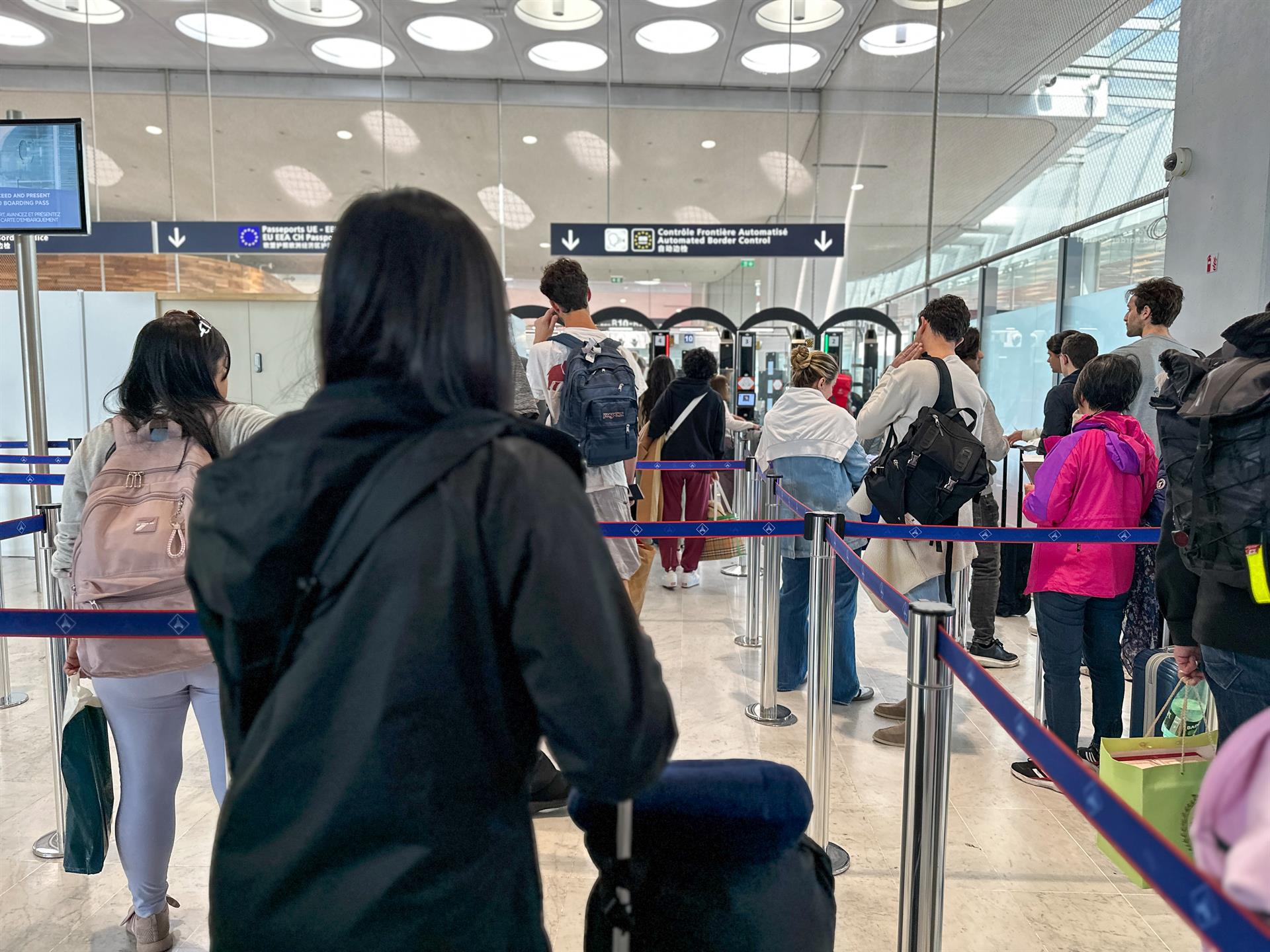 Passatgers a l'aeroport Charles de Gaulle de París (fotografia: Europa Press / Contacte / Amy Katz).