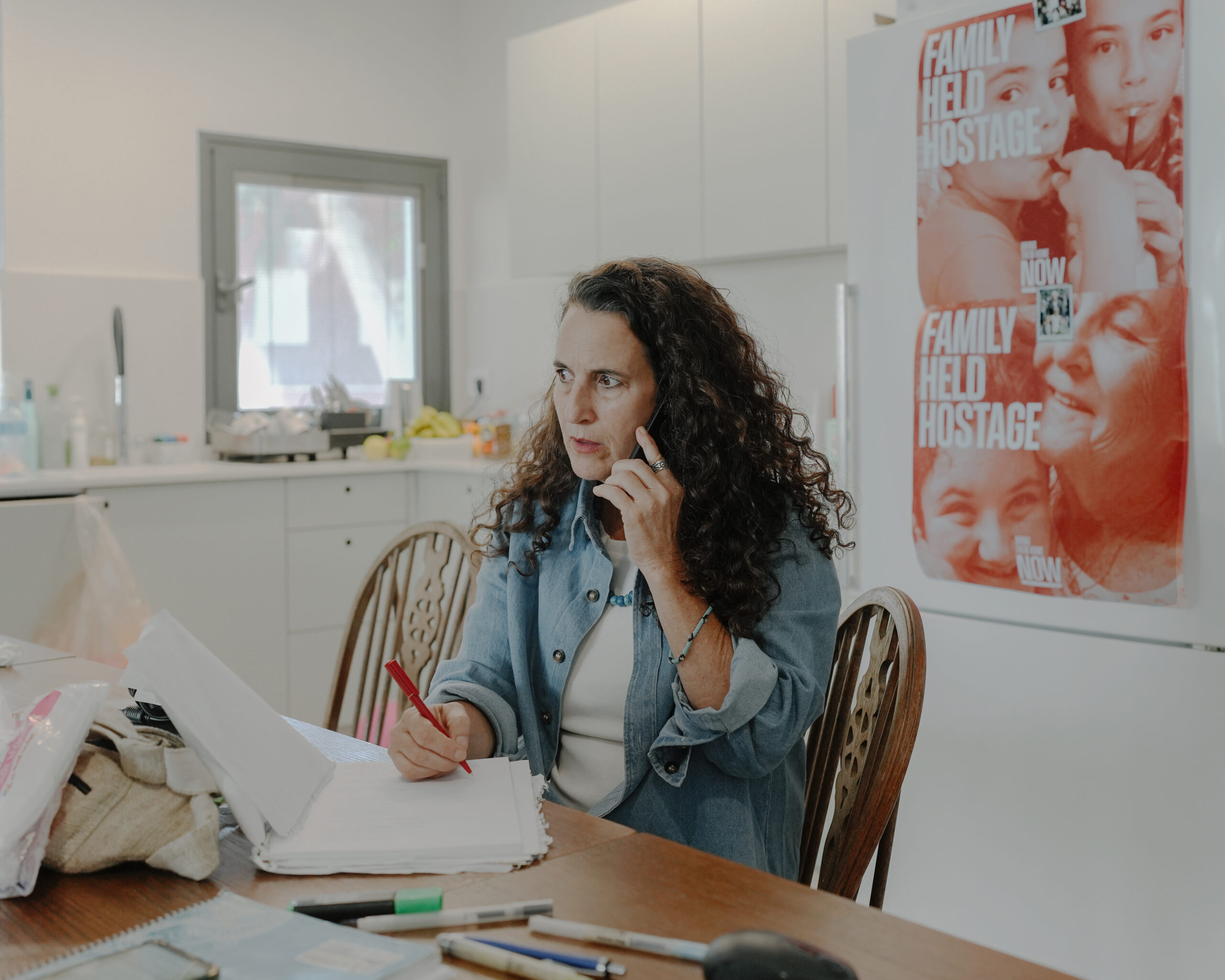 L'Hadas Kalderon parlar per telèfon en un apartament a Tel-Aviv. Dos dels seus fills estan retinguts per Hamàs (fotografia: Ofir Berman/The Washington Post)