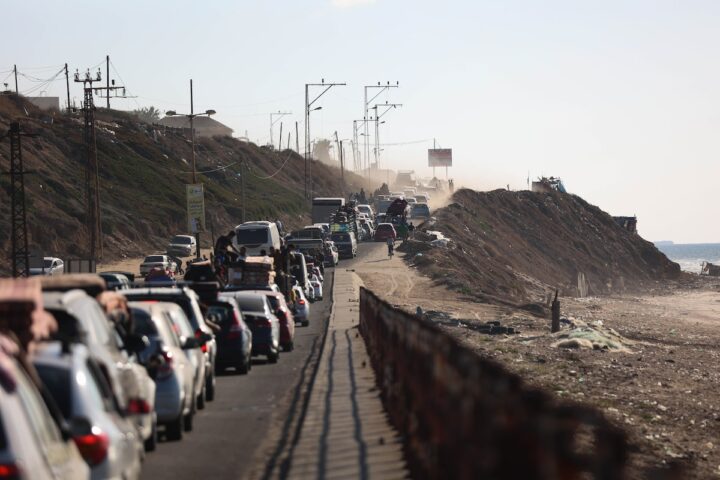 Caravanes de cotxes en la ruta d'evacuació cap al sud (fotografia: The Washington Post/Loay Ayyoub).