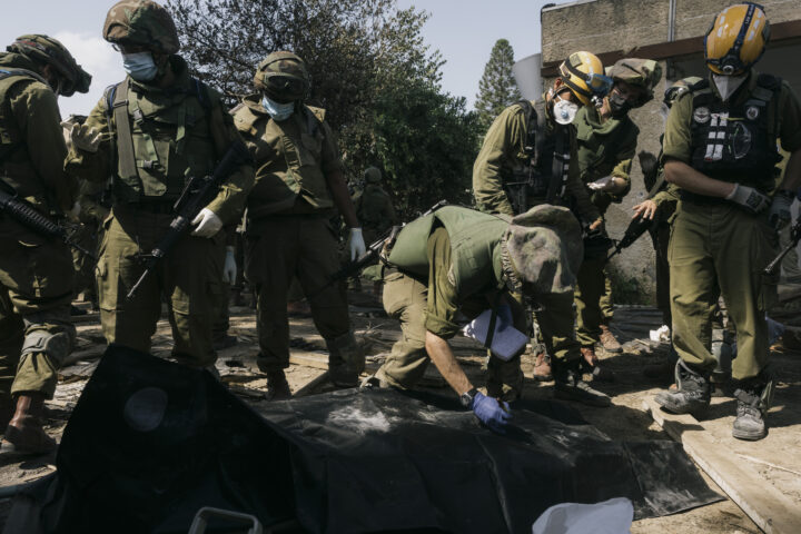 Soldats recuperen els cossos d'uns altres soldats morts durant l'atac d'Hamàs a Kfar Aza (fotografia: The Washington Post/Lorenzo Tugnoli).